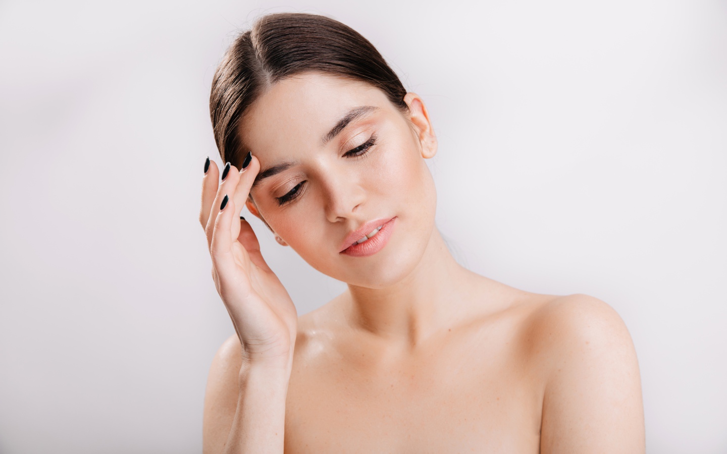 Черный лак на ногтях у милой девушки