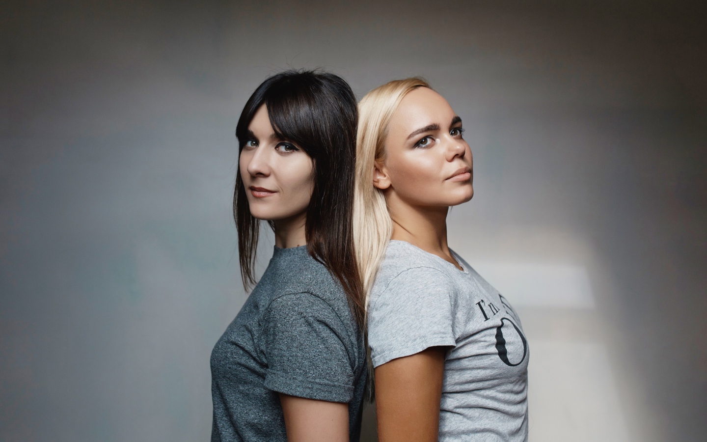 Блондинка и брюнетка на сером фоне