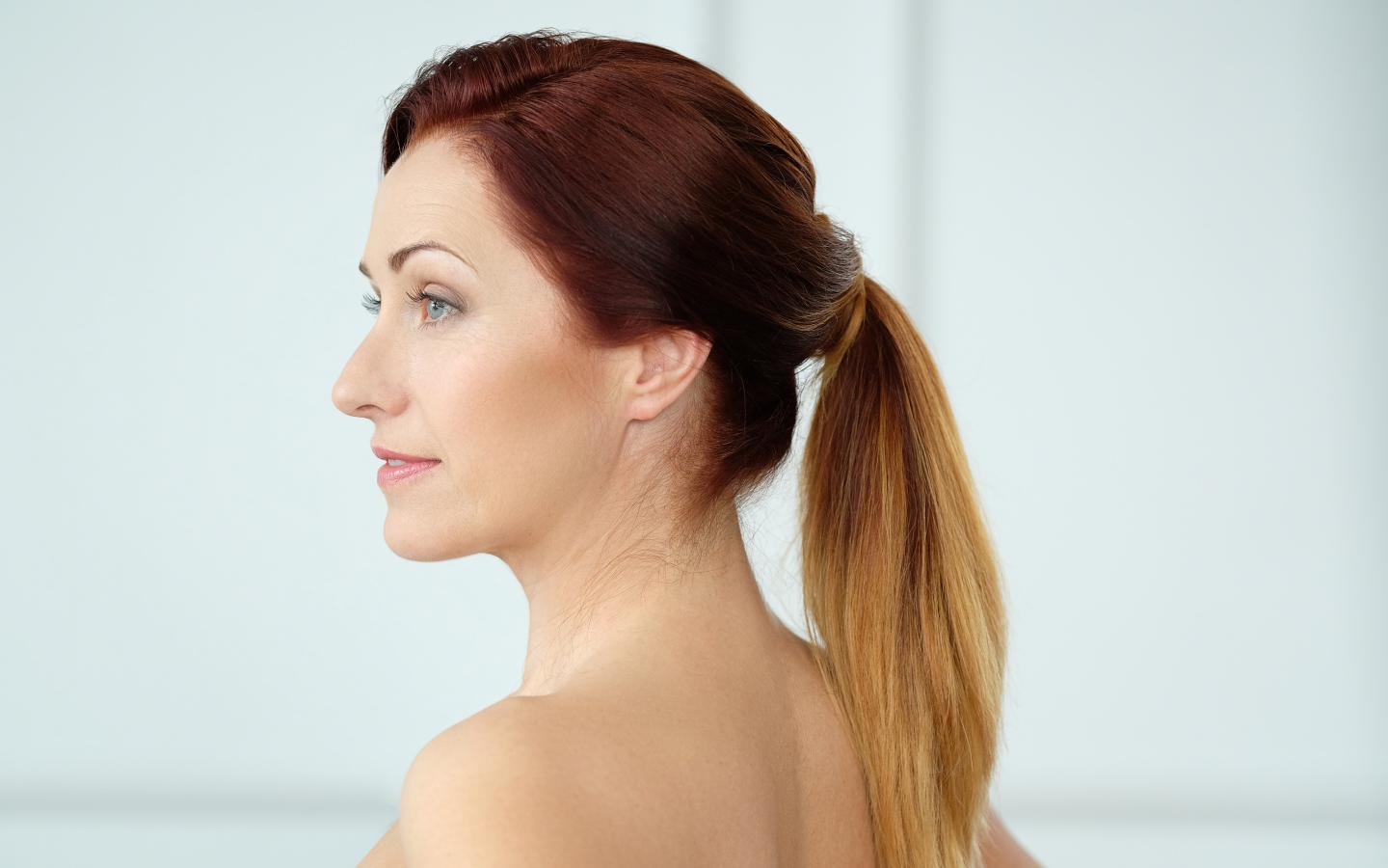 Голубоглазая женщина с хвостом на голове 