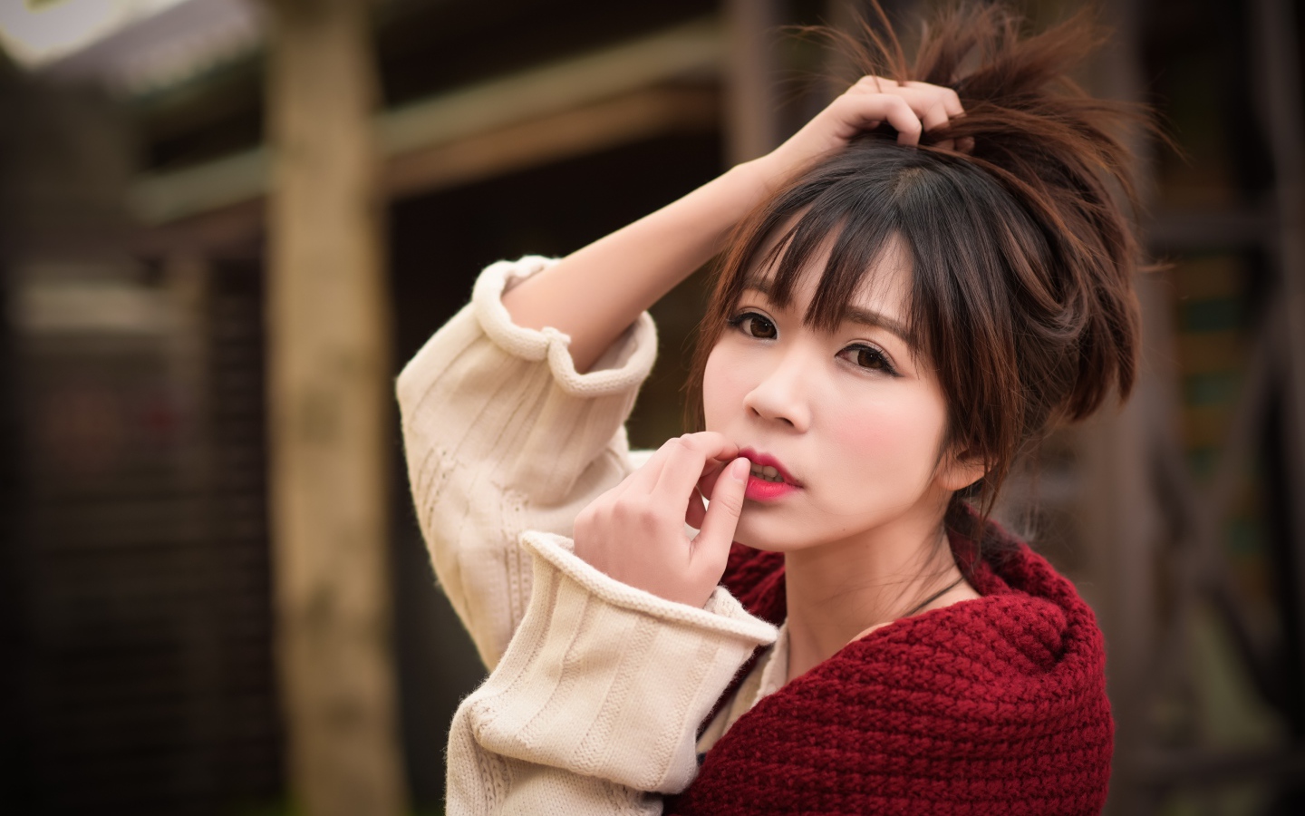 Милая девушка азиатка с рукой в волосах 