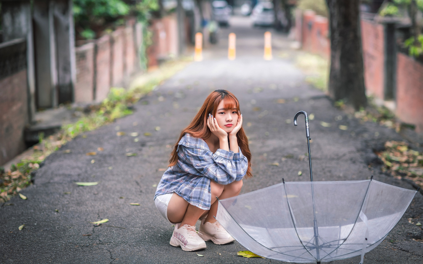 Милая девушка азиатка с прозрачным зонтом