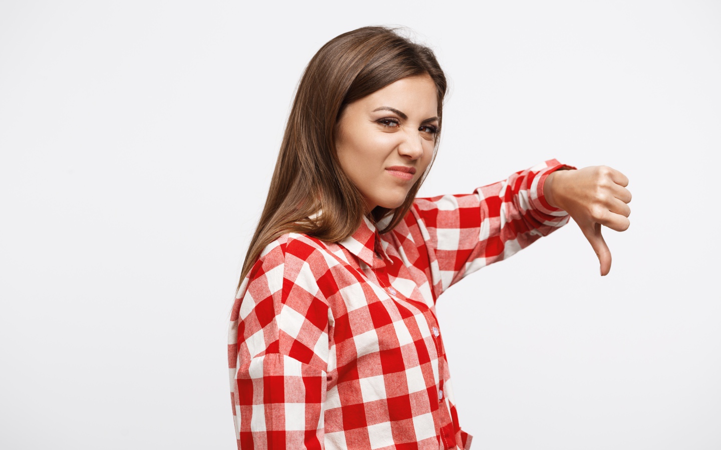 Недовольная девушка опустила палец вниз 