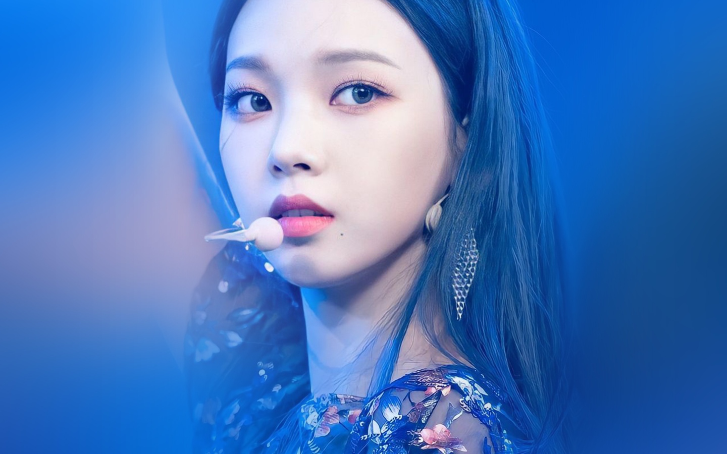 Лицо красивой девушки азиатки с микрофоном 