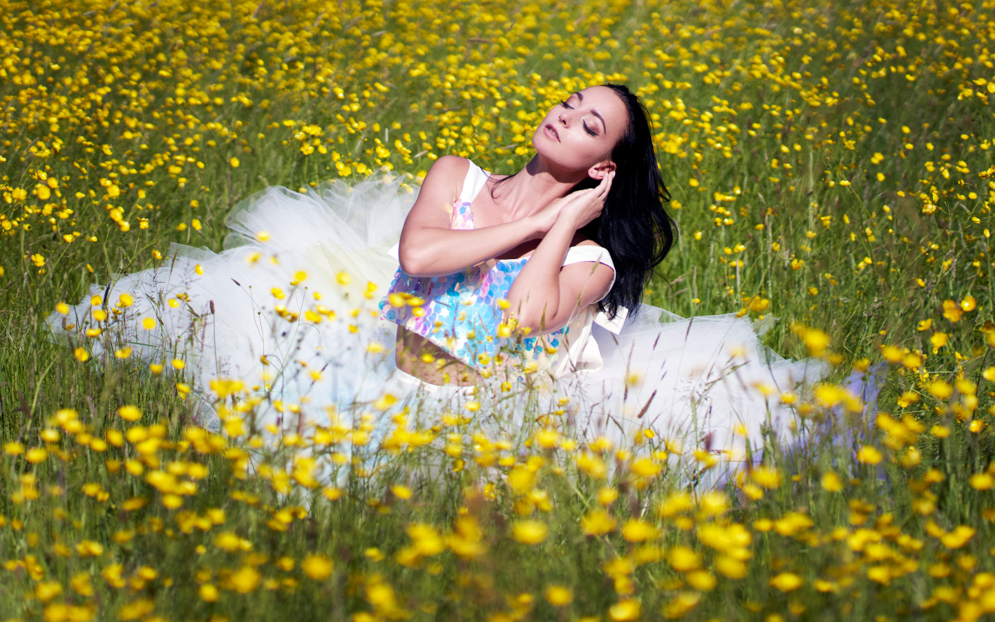 Девушка в красивом платье на траве с желтыми цветами
