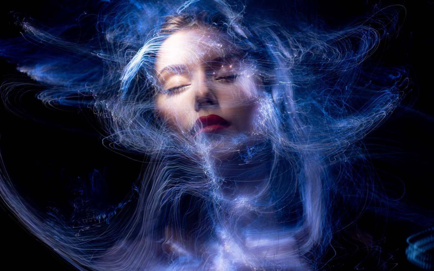 Девушка с закрытыми глазами в паутине