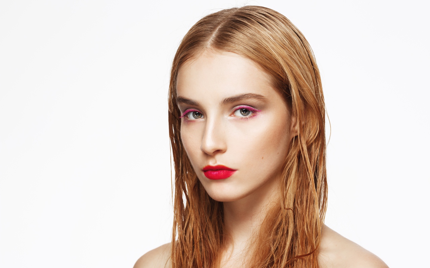 Девушка с мокрыми волосами с макияжем на лице