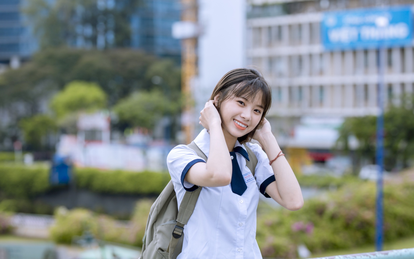 Улыбающаяся девушка азиатка со стрижкой каре