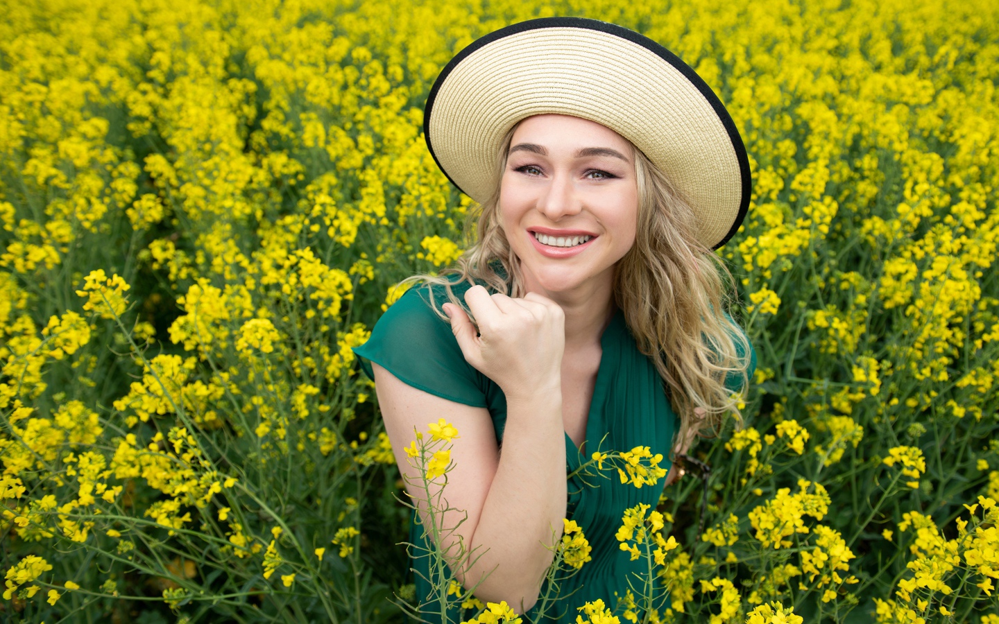Улыбающаяся девушка в желтых цветах