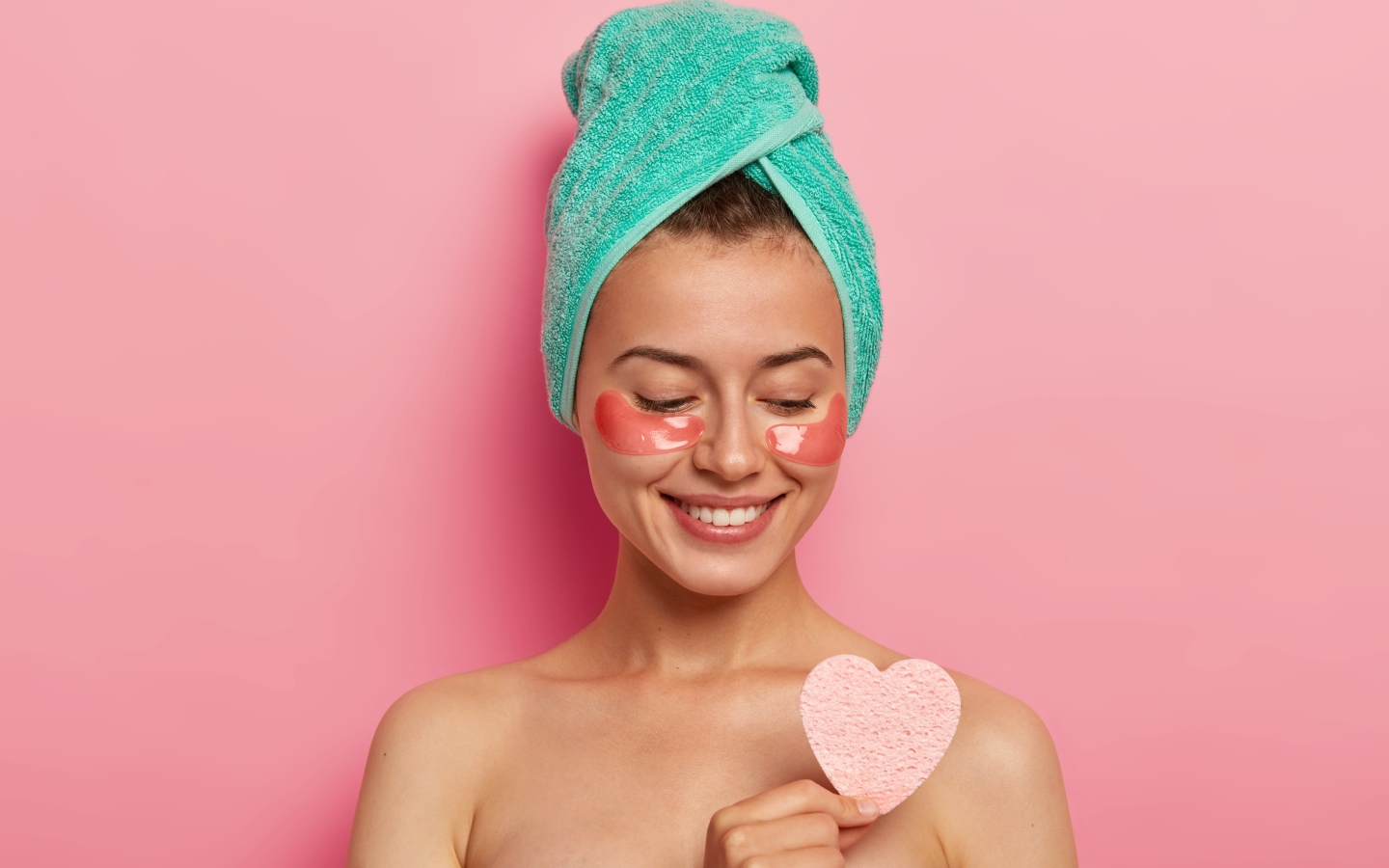 Улыбающаяся девушка с полотенцем на голове после душа