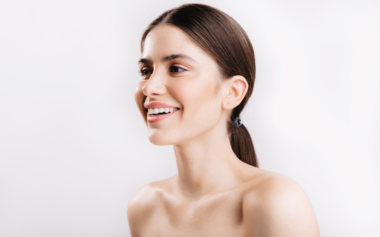 Улыбающаяся настоящая девушка без макияжа