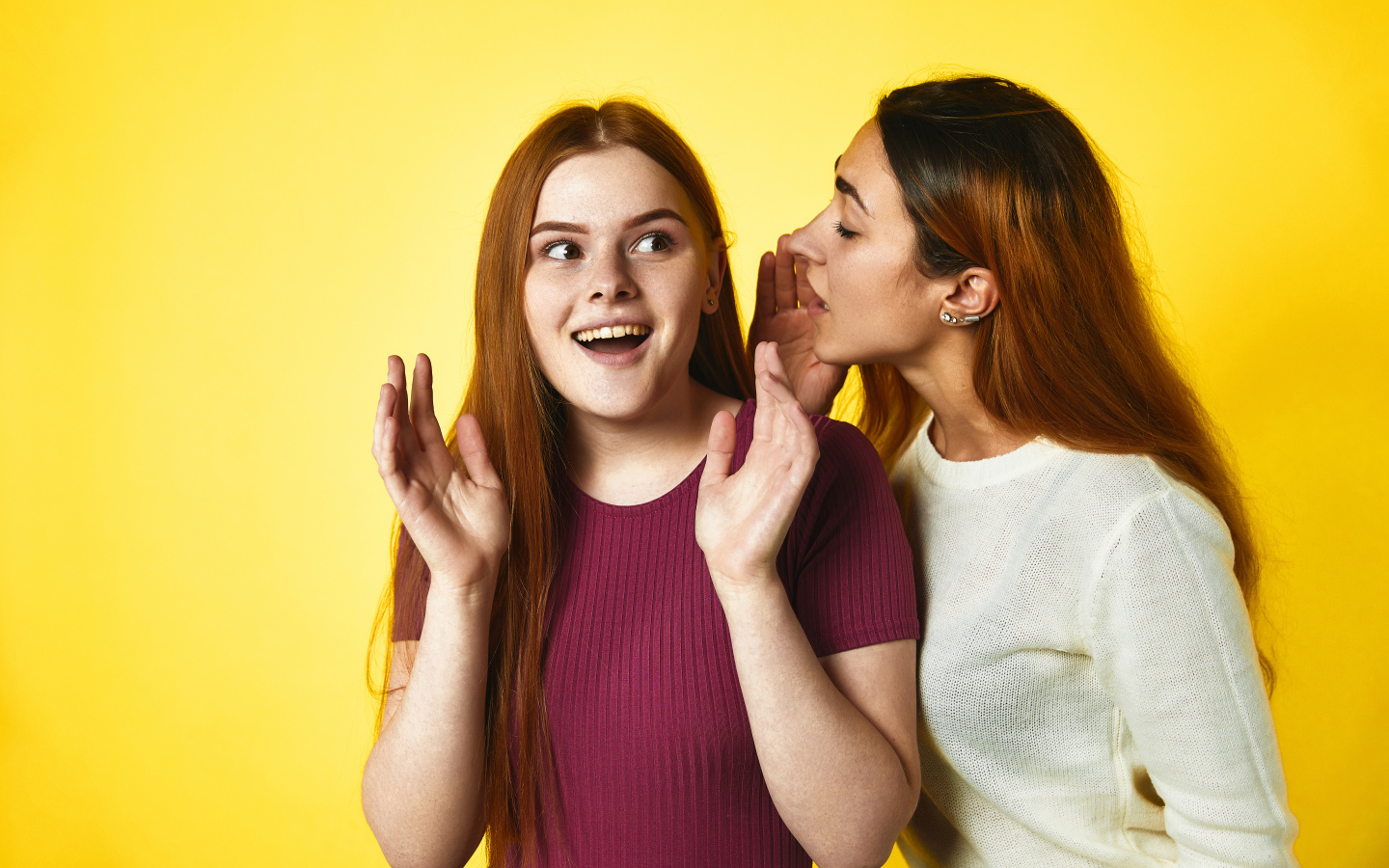 Женские секреты на желтом фоне 