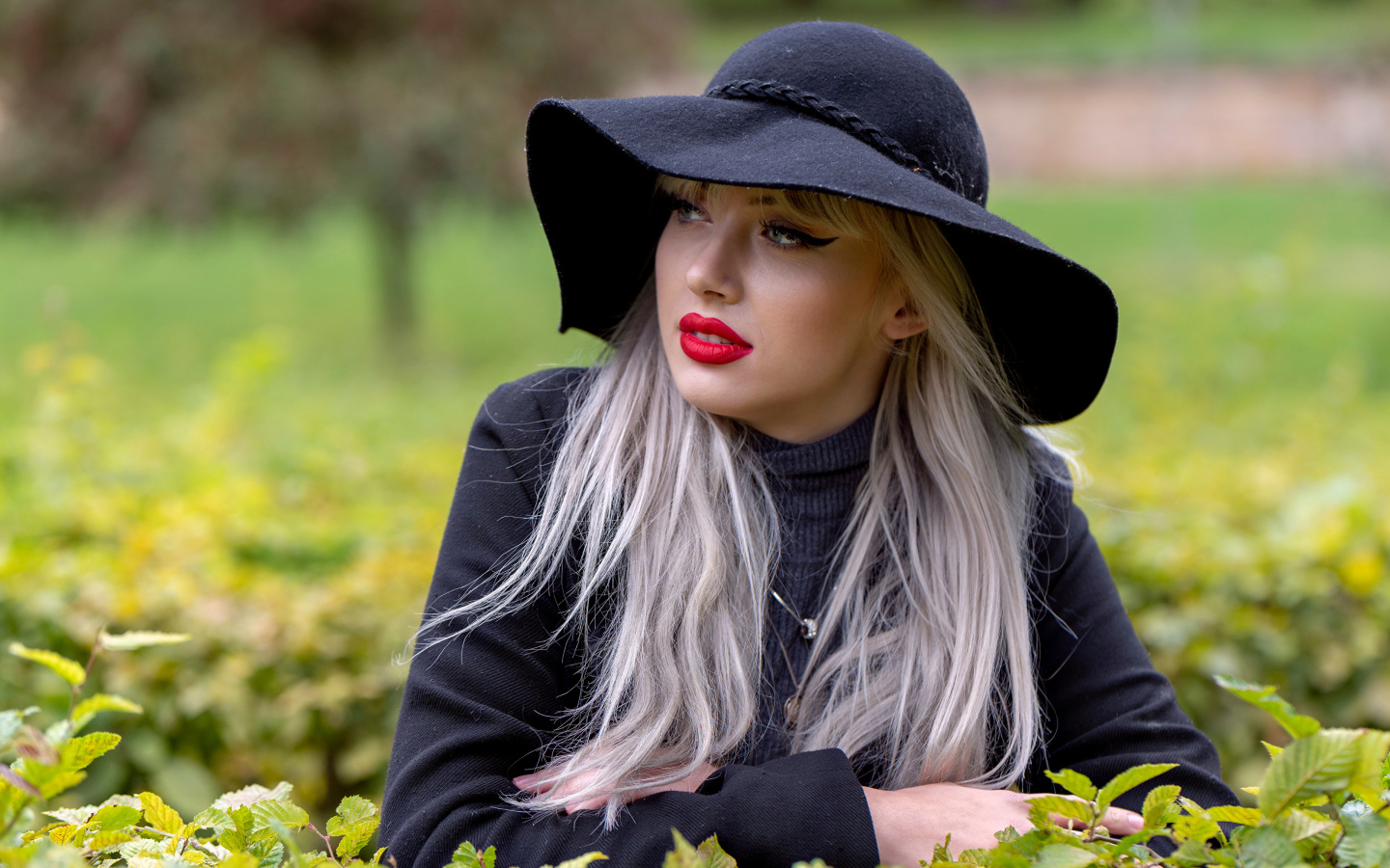 Молодая блондинка в черной шляпе