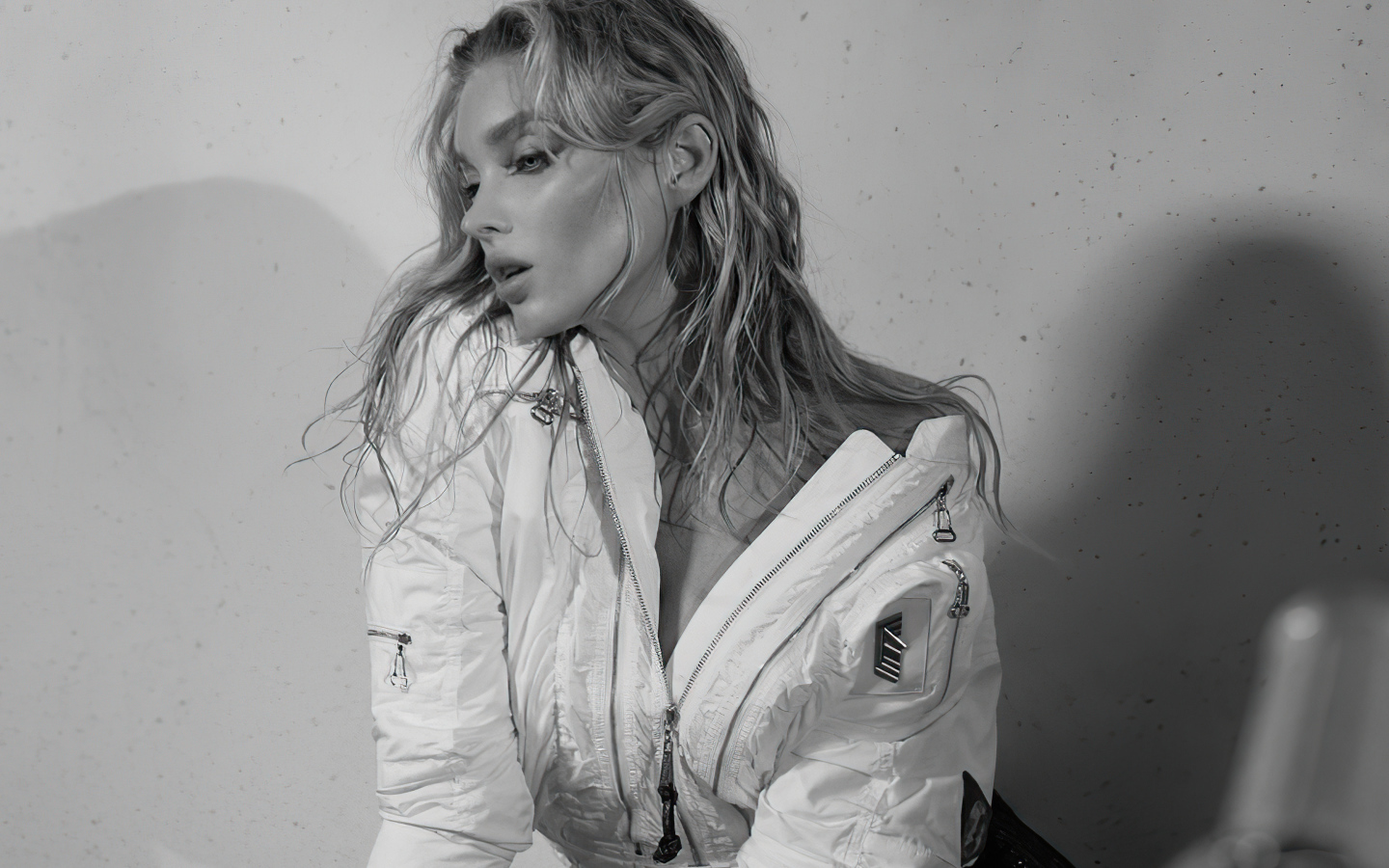 Красивая шведская модель Эльза Хоск черно-белое фото