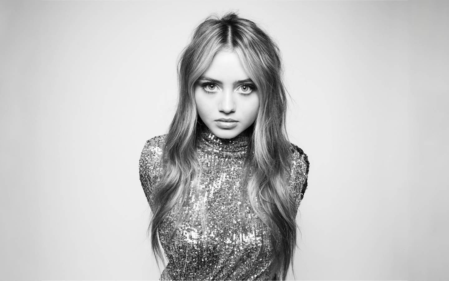 Красивая нежная девушка Лени Клум в блестящем платье