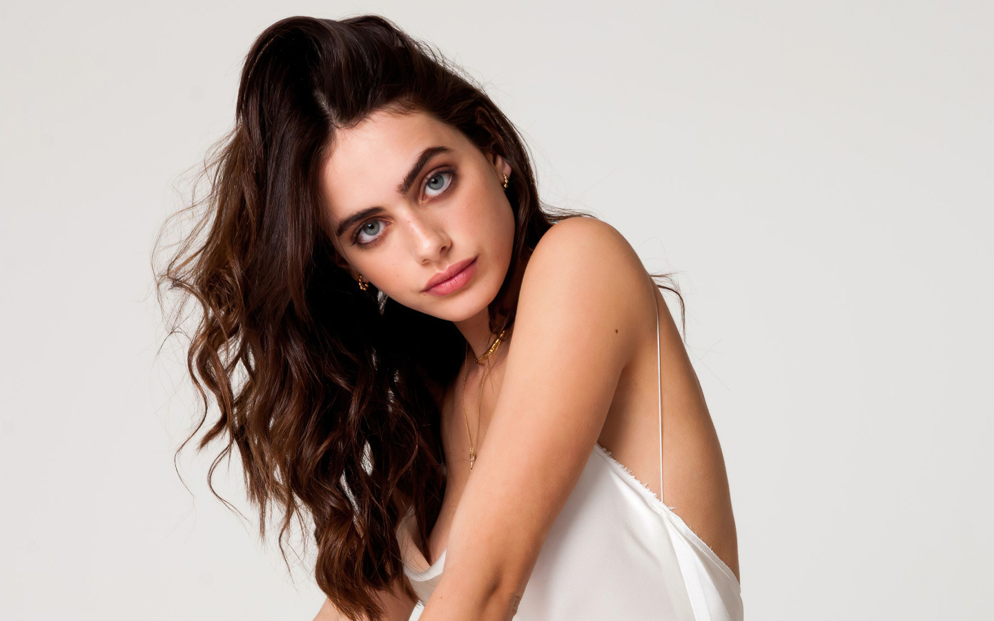 Милая девушка фотомодель Яэль Шелбиа на белом фоне