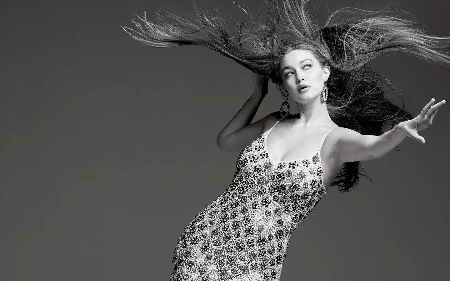 Модель Джиджи Хадид в платье на сером фоне