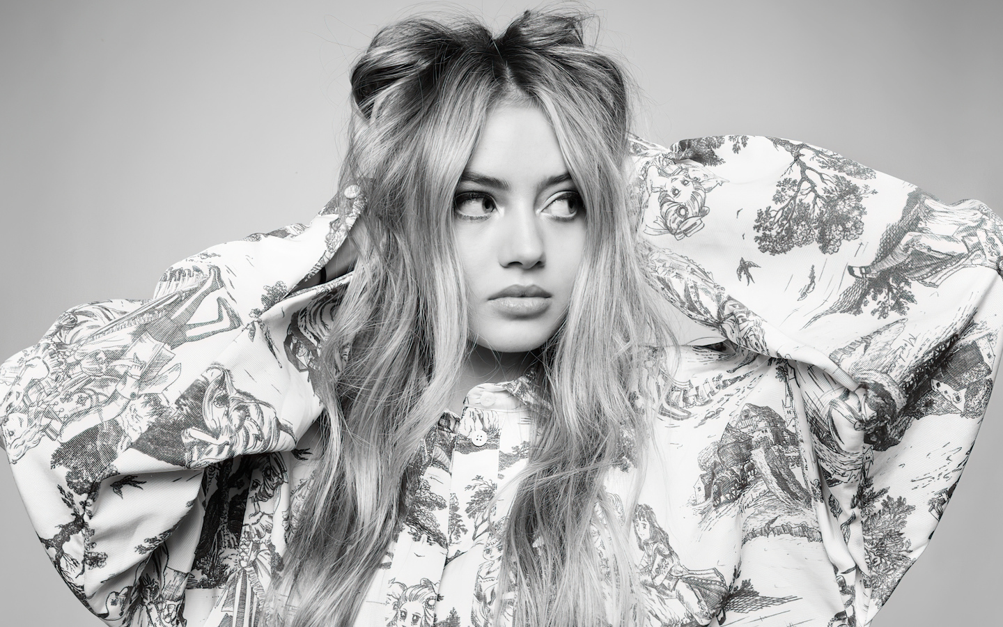 Молодая девушка модель Лени Клум на сером фоне