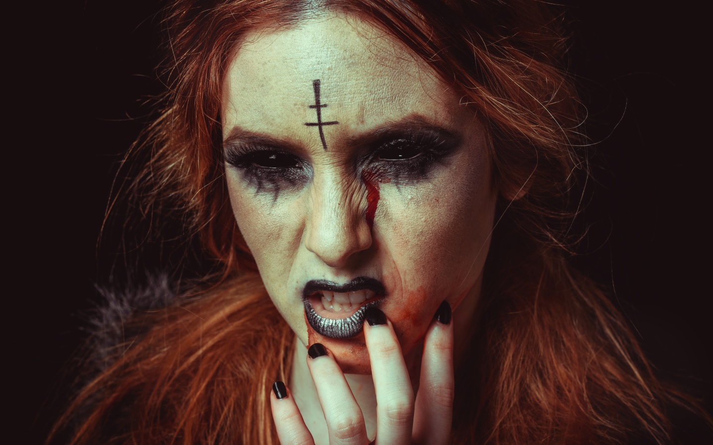 Девушка с гримом на Хэллоуин на черном фоне