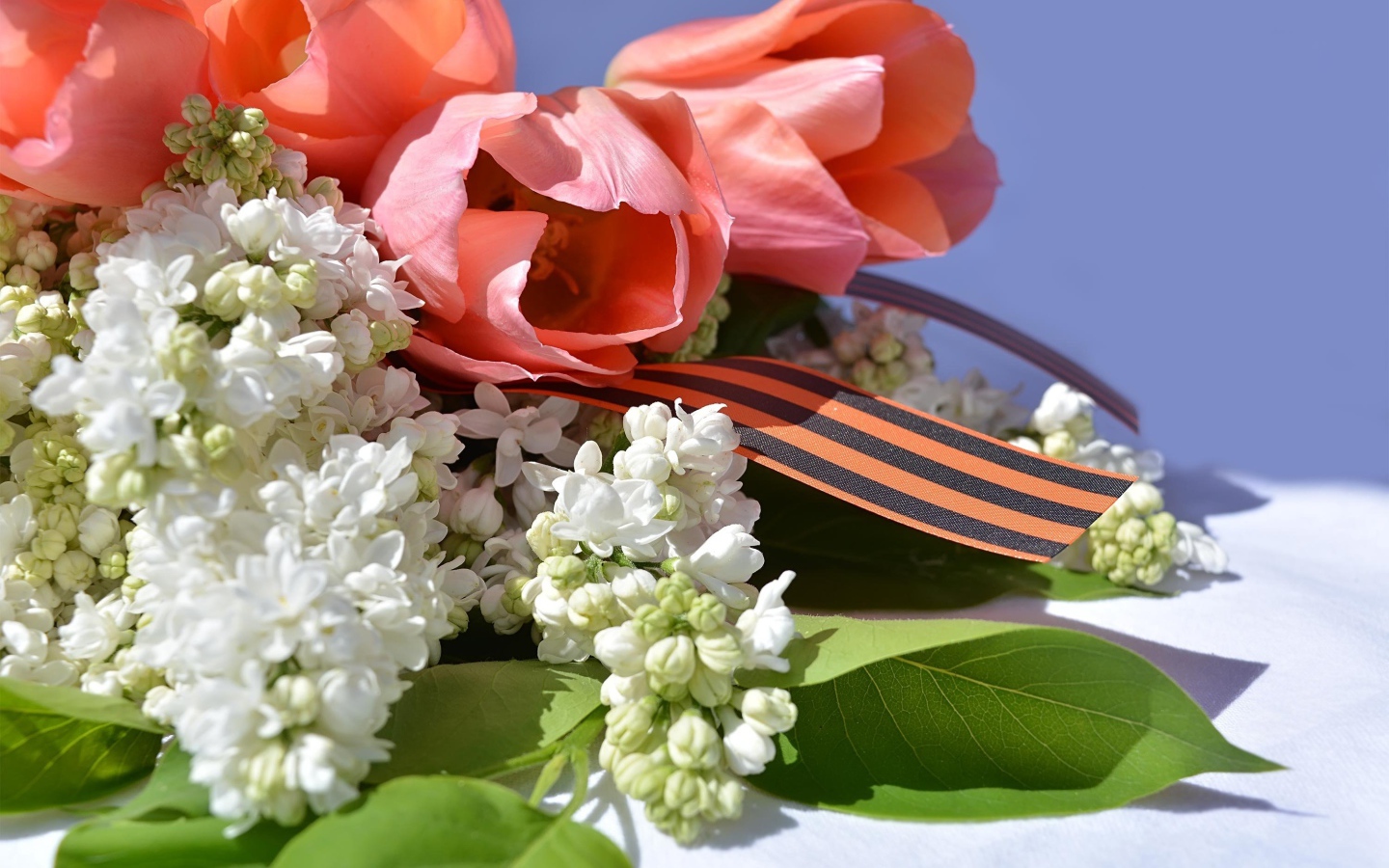 Букет сирени и тюльпанов с георгиевской лентой на 9 мая День победы