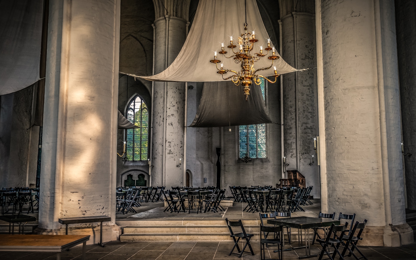 Черные столики в здании церкви