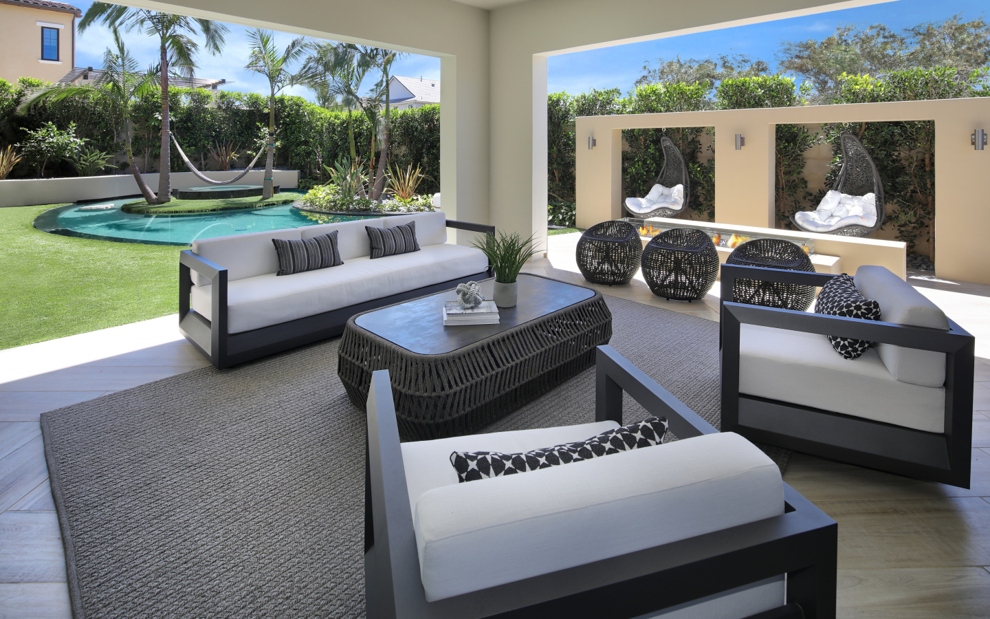 Веранда в доме с красивой мебелью 