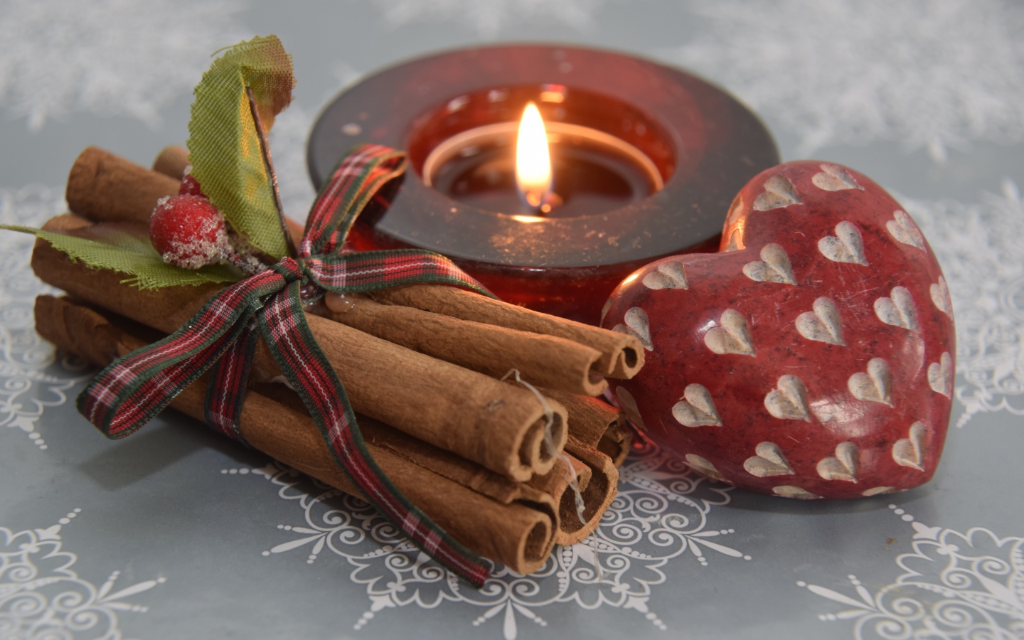 Корица, свеча и сердце на столе 