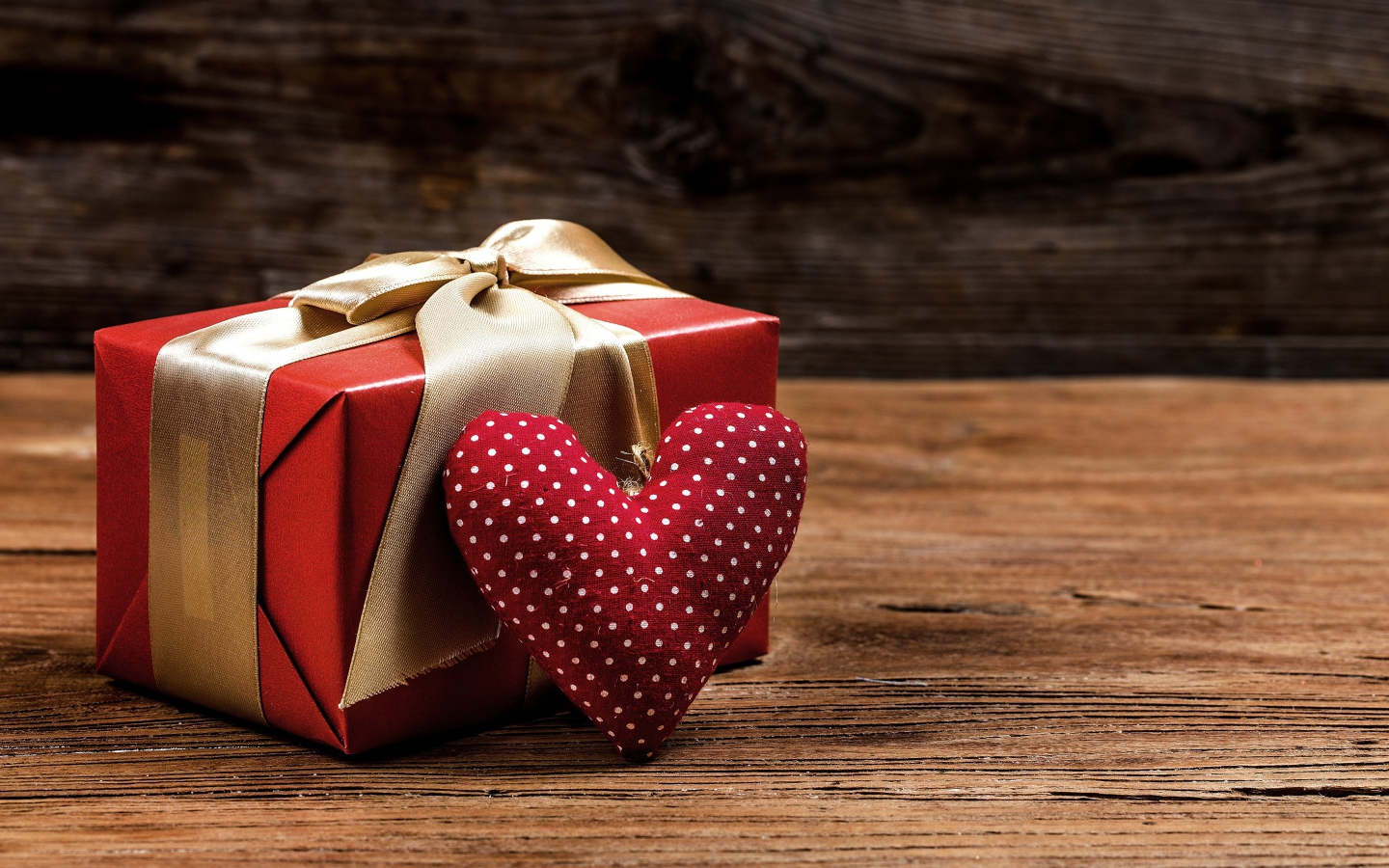 Сердце из ткани и подарок на столе