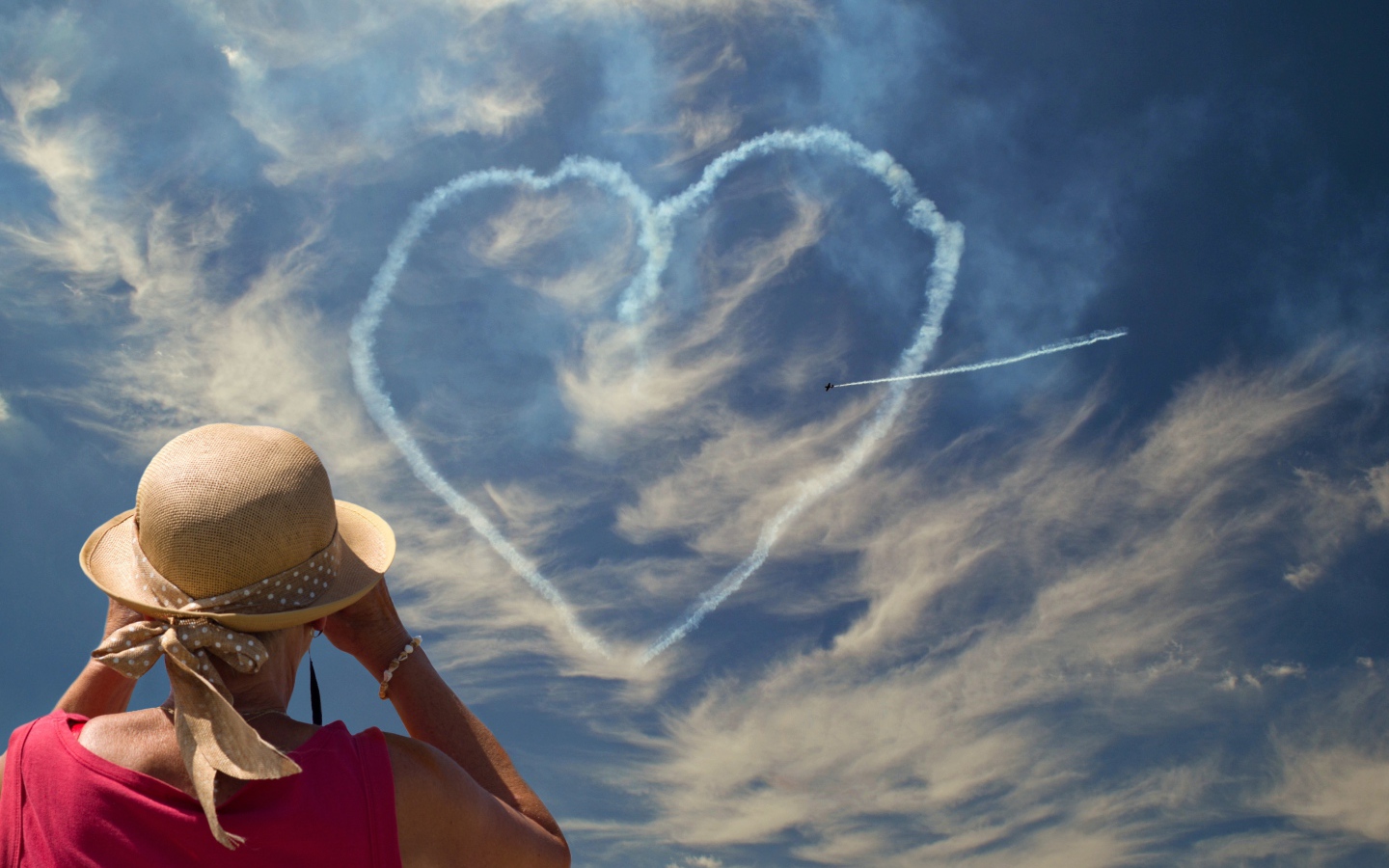 Сердце из облаков в голубом небе