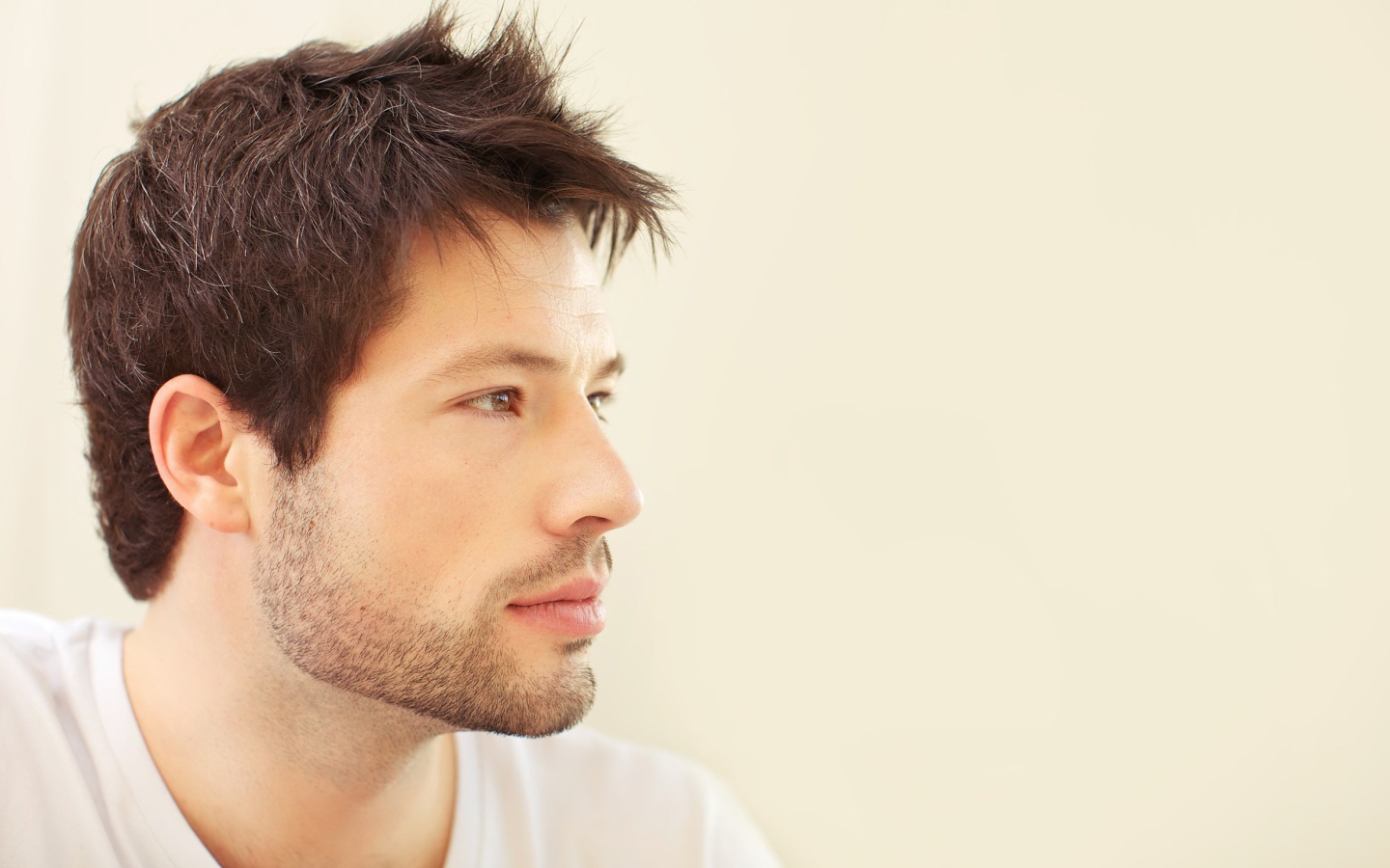 Красивый кареглазый мужчина со щетиной на лице 