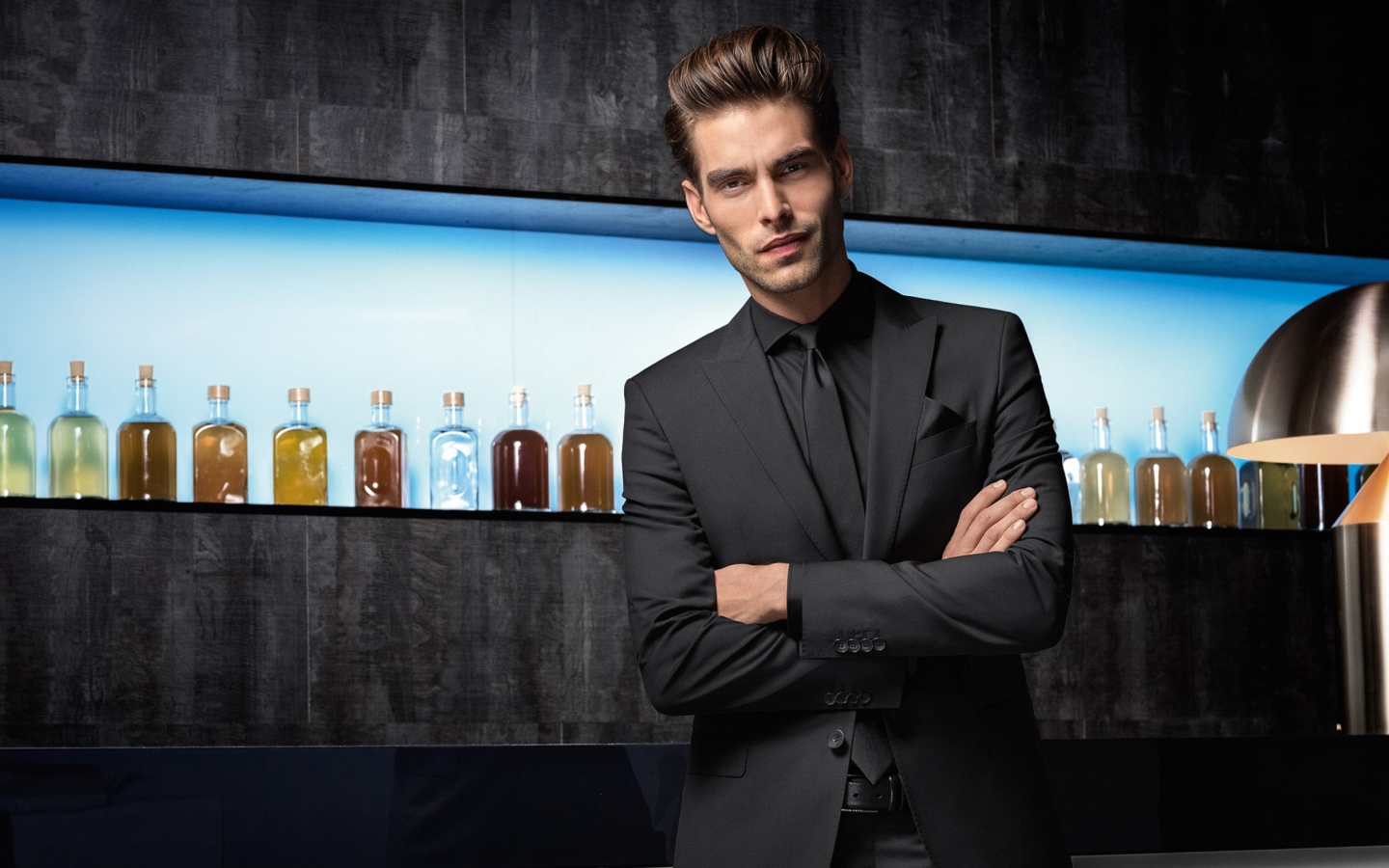 Красивый мужчина в костюме у бара 