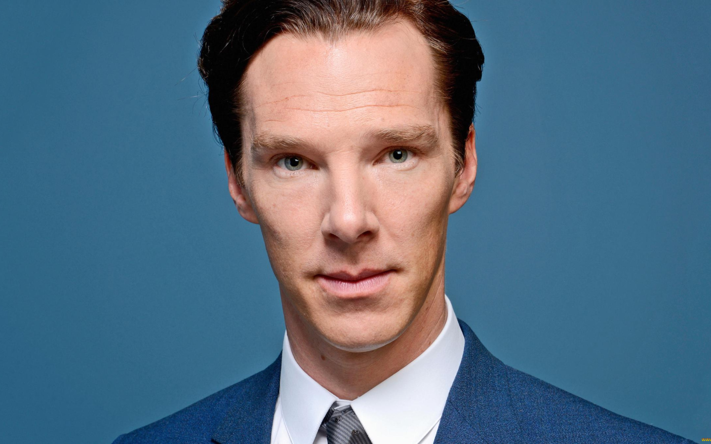 Актер Бенедикт Камбербэтч лицо крупным планом на голубом фоне