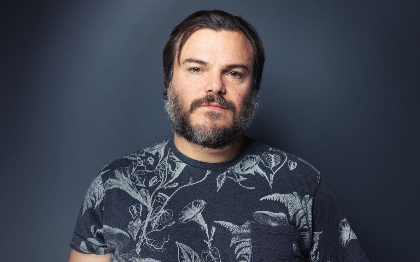 Актер Джек Блэк на сером фоне