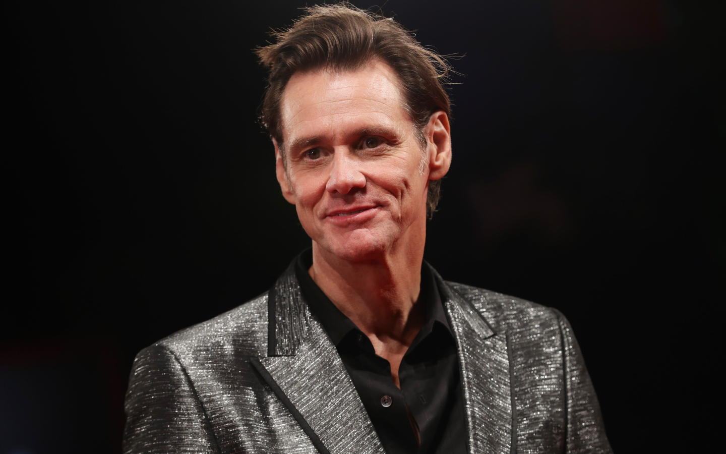 Актер Джим Керри в блестящем костюме