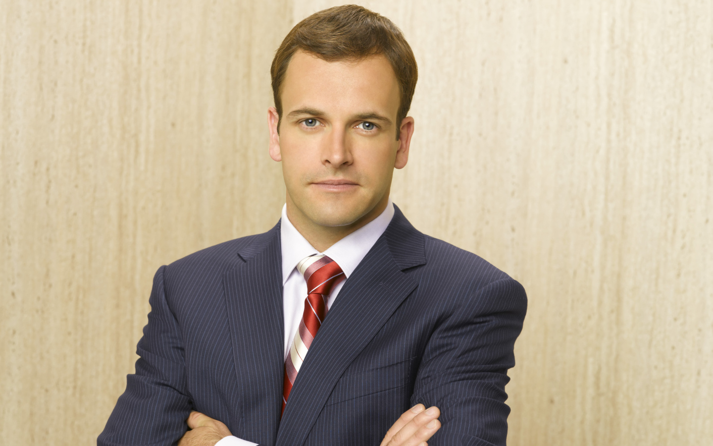 Актер Джонни Ли Миллер в костюме у стены