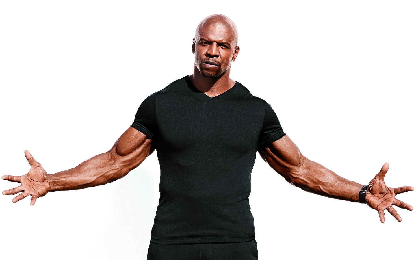 Актер Терри Крюс в черной футболке на белом фоне