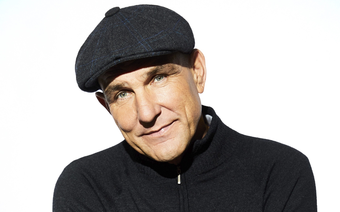 Актер Винни Джонс в кепке