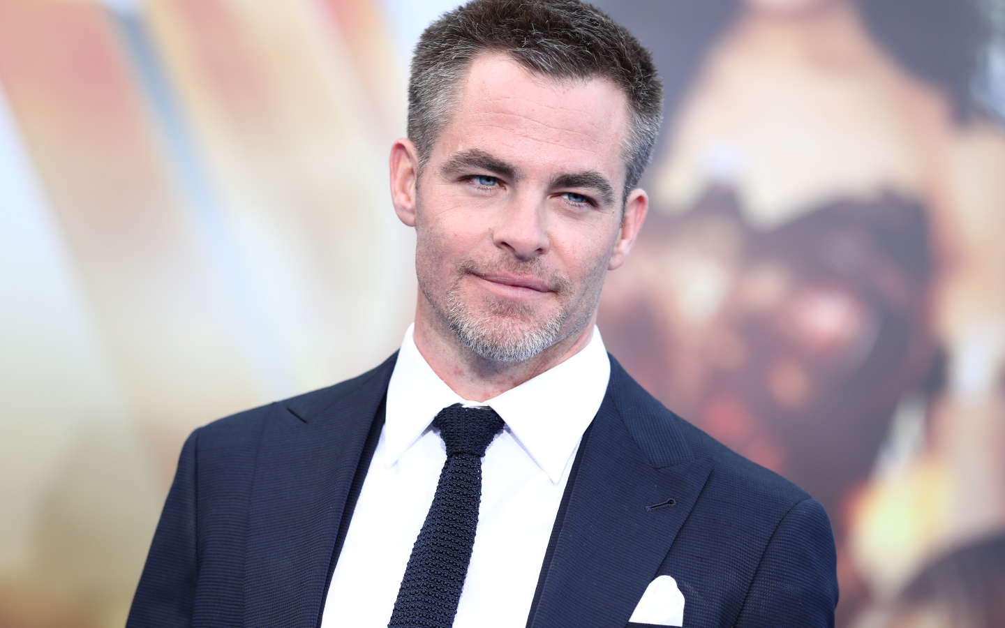 Красивый голубоглазый актер Крис Пайн в костюме