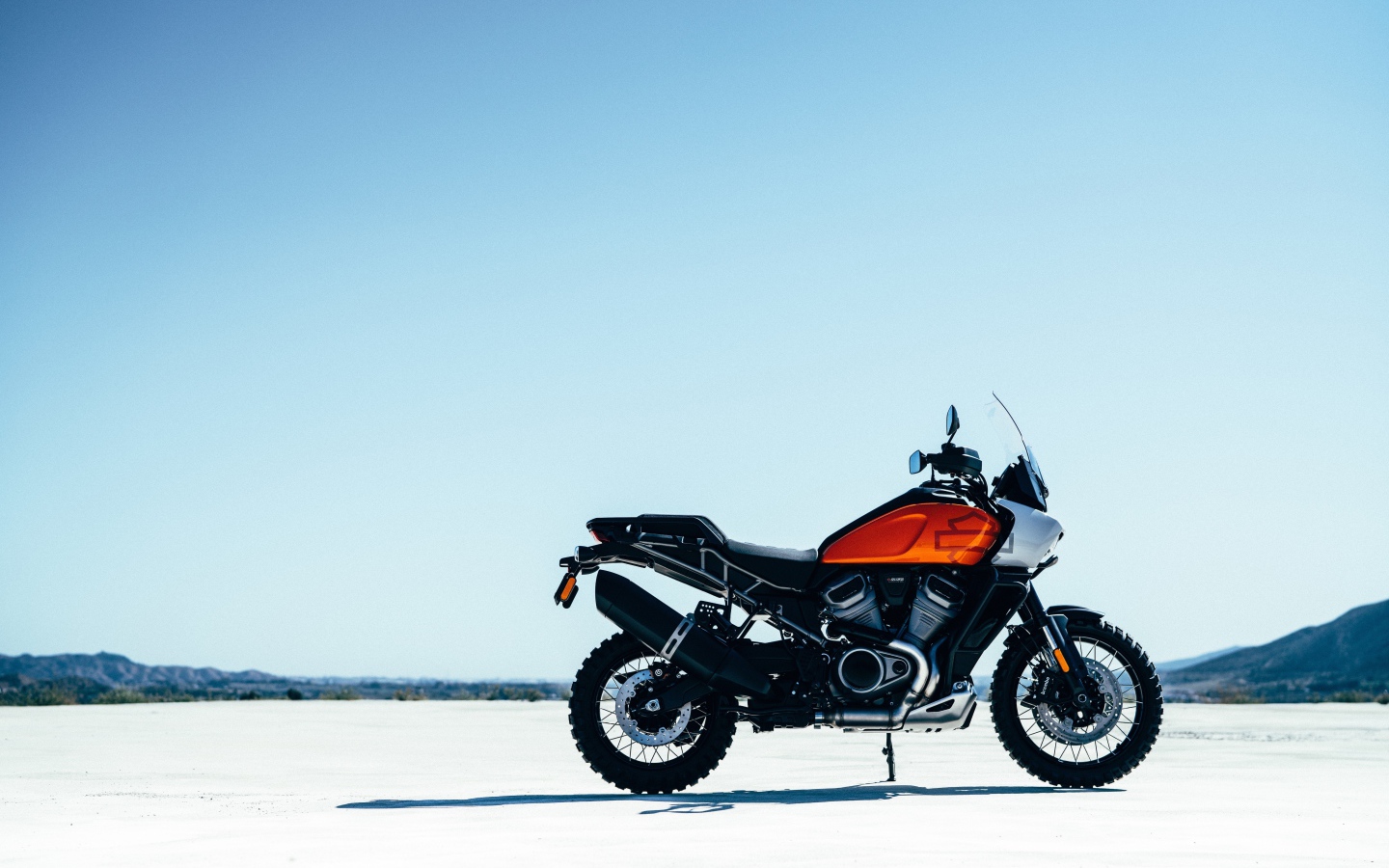 Новый стильный мотоцикл Harley-Davidson Pan America, 2021 года на фоне неба