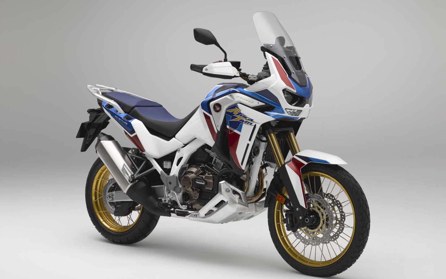 Мотоцикл Honda CRF1100L Africa Twin, 2021 года на сером фоне