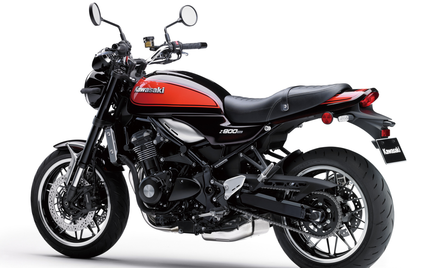 Большой мотоцикл Kawasaki Z900RS на белом фоне