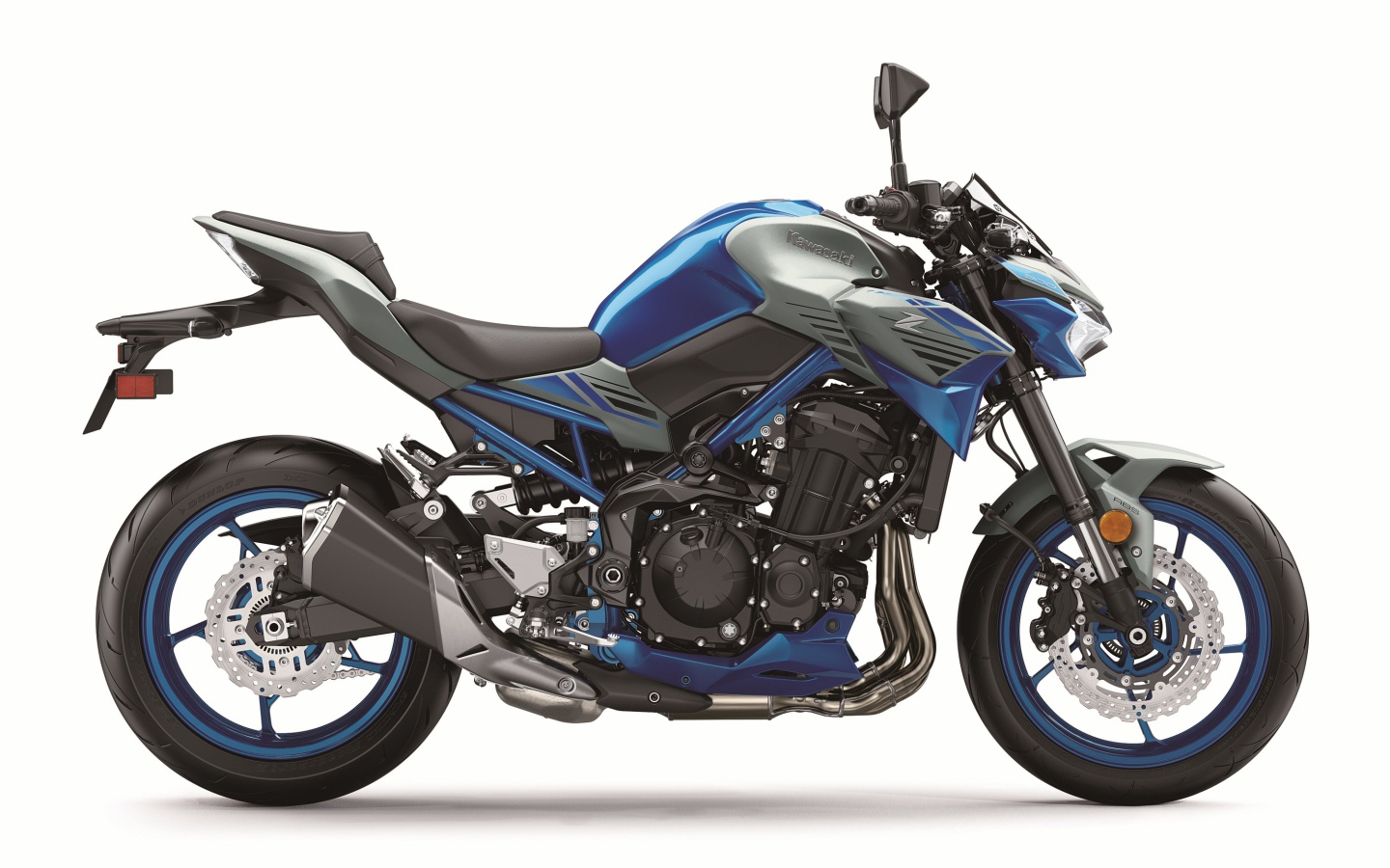 Мотоцикл Kawasaki Z 900, 2020 года на белом фоне