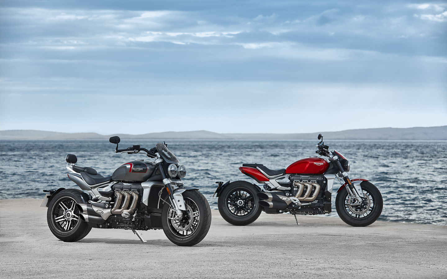Два мотоцикла Triumph Rocket 3, 2021 года на берегу