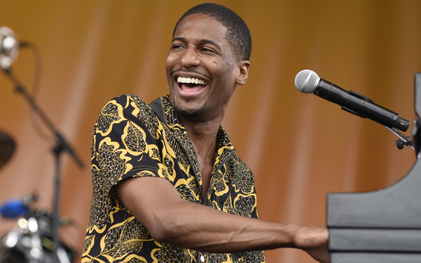 Американский музыкант Джонатан Батисте с микрофоном