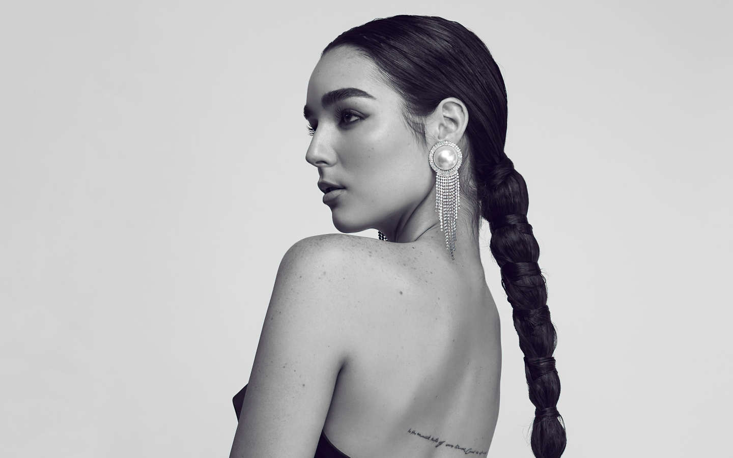 Красивая певица Индиана Массара на сером фоне