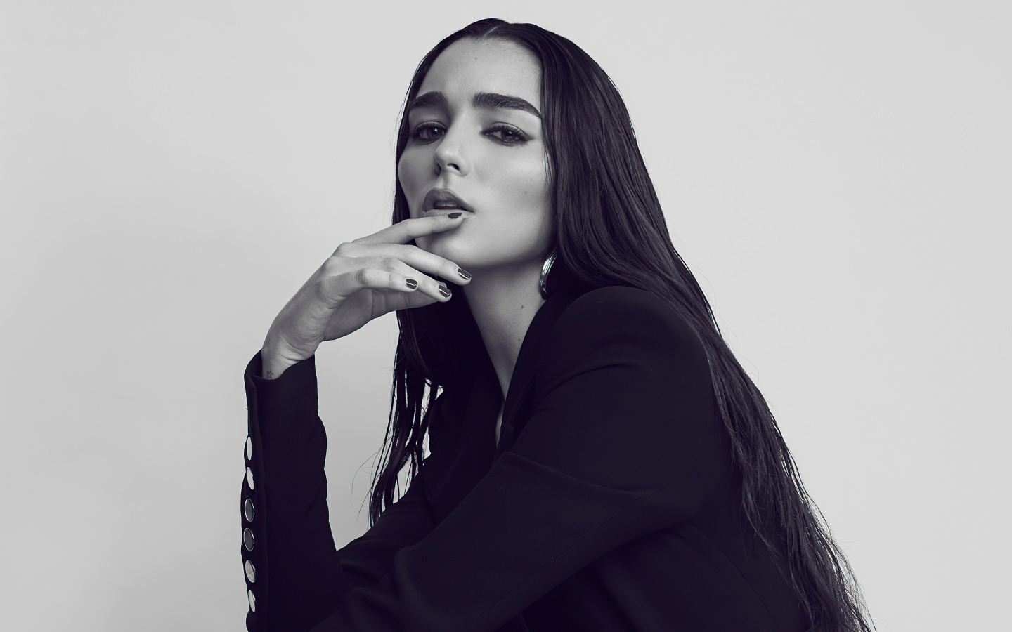 Молодая певица Индиана Массара в черном наряде