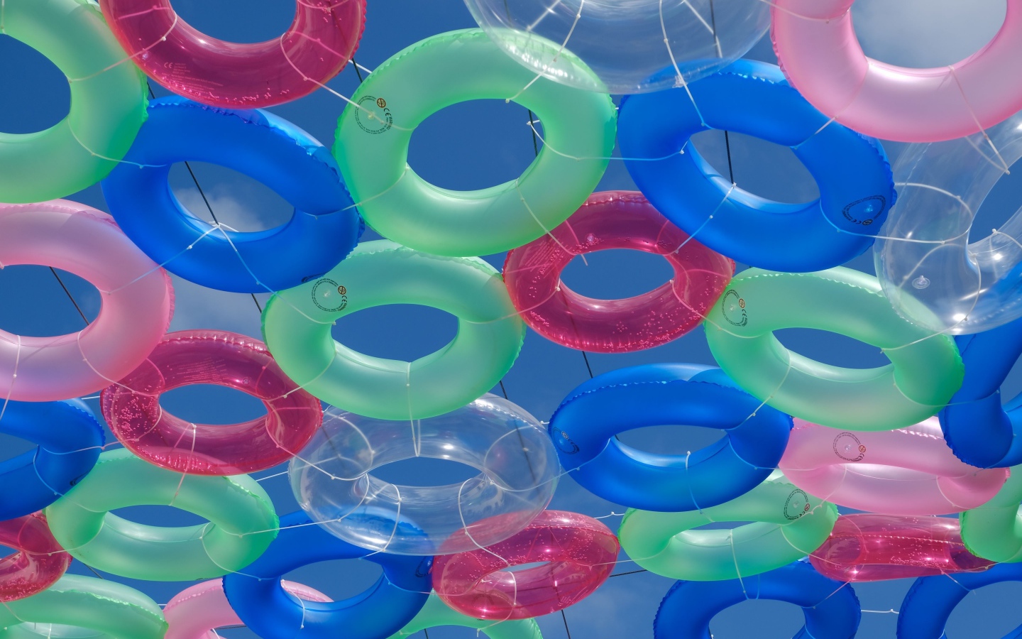 Много разноцветных надувных кругом в небе 