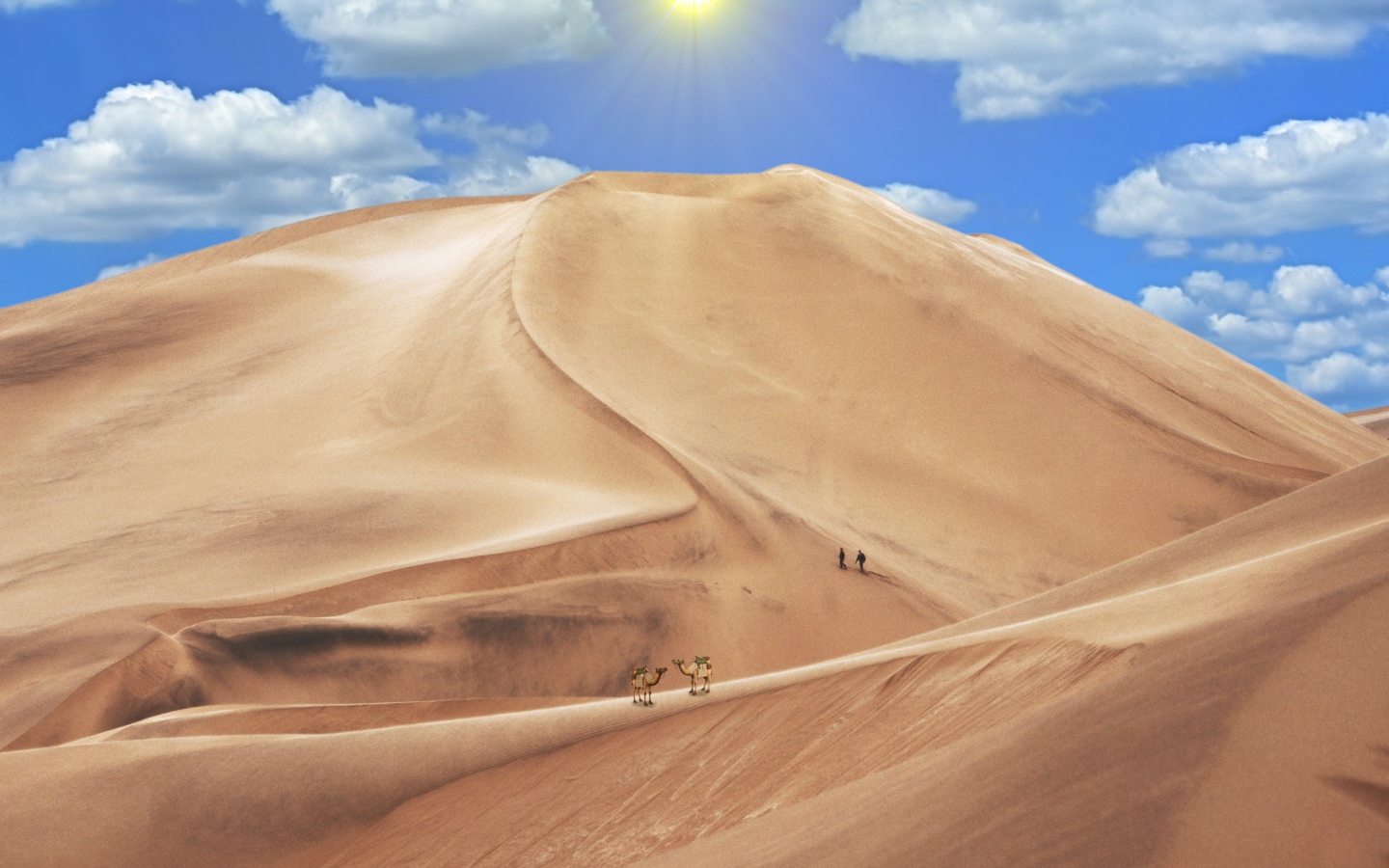 Высокая песчаная дюна под голубым небом 