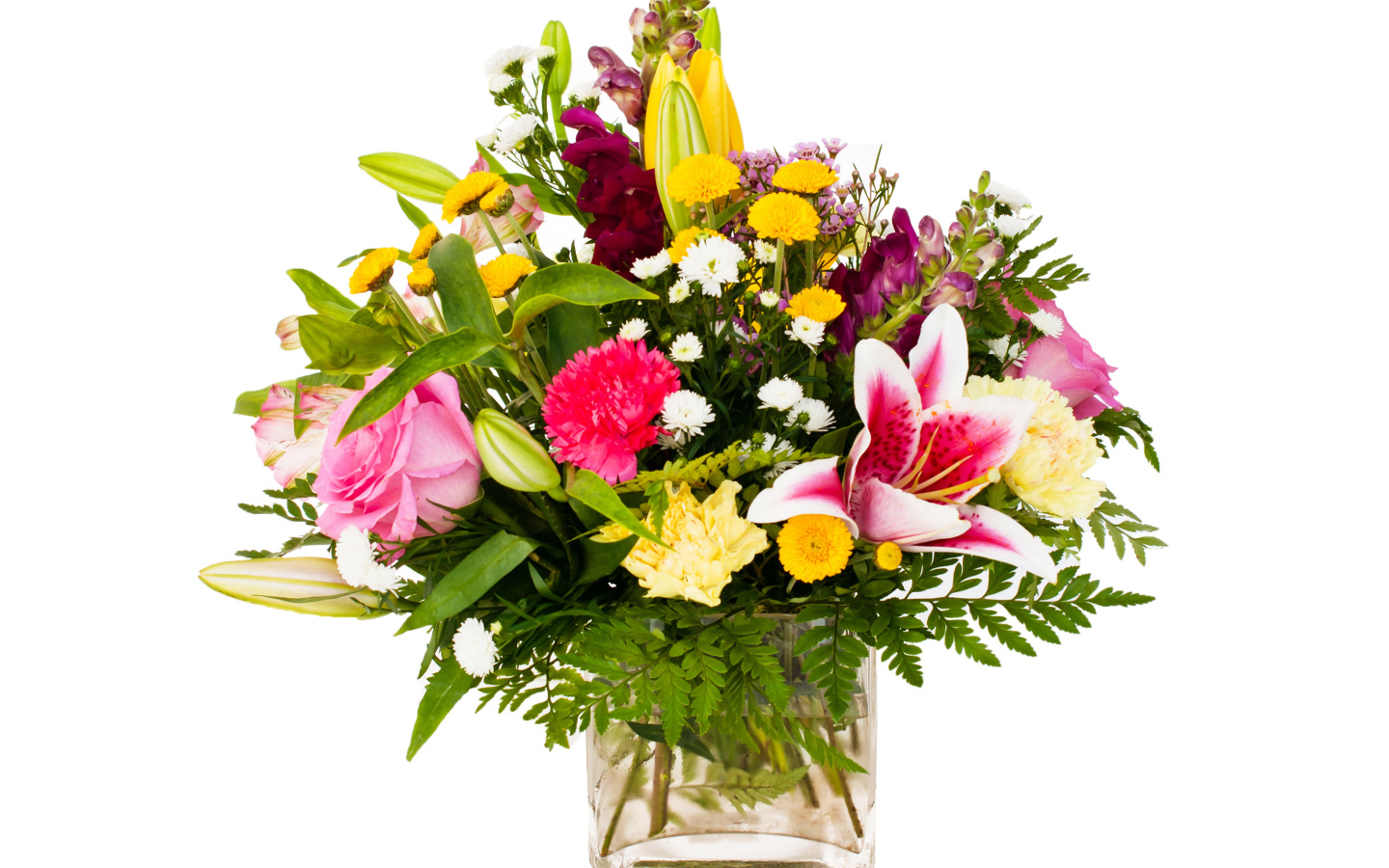 Красивый букет в стеклянной вазе на белом фоне