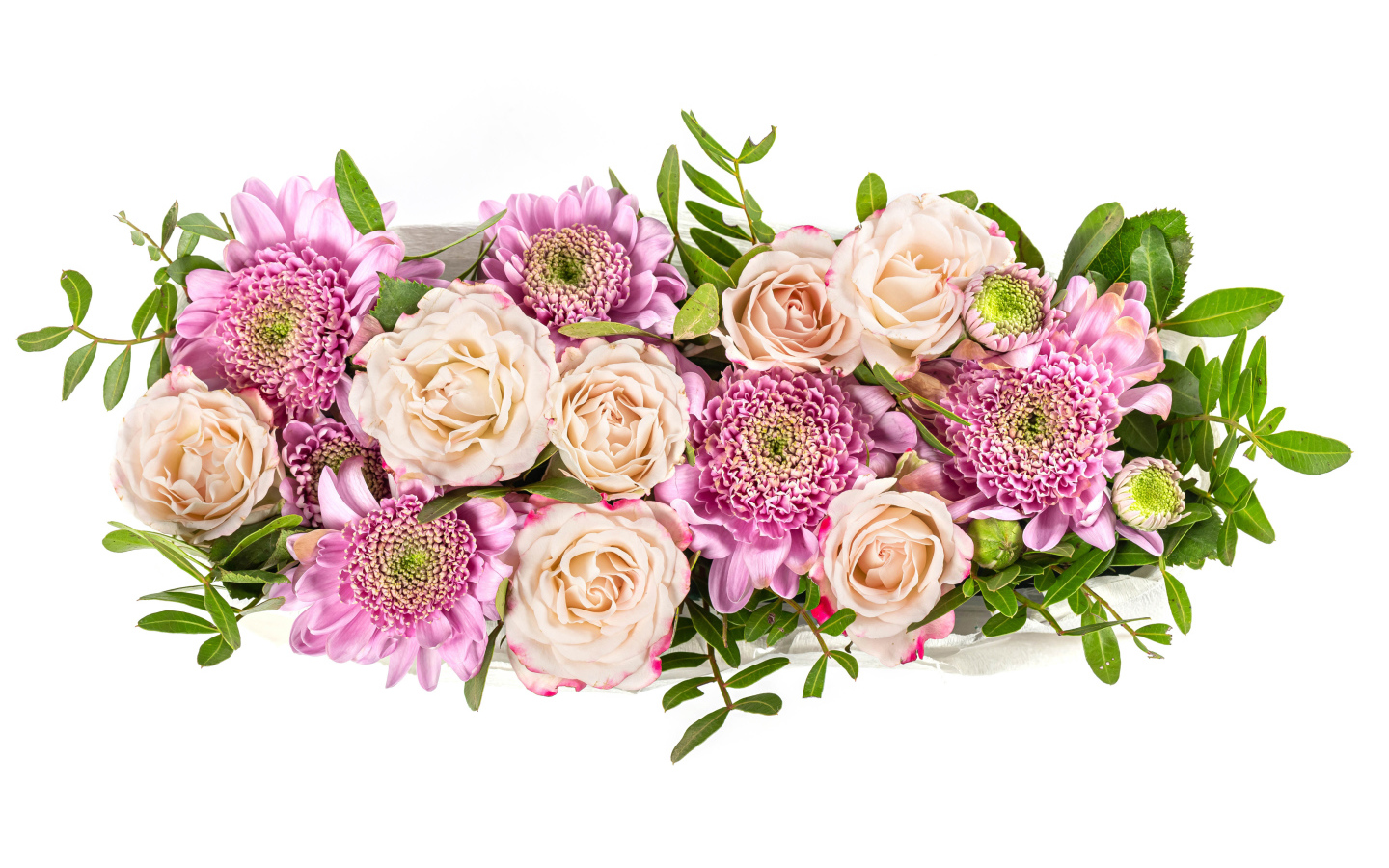 Букет хризантем с белыми розами на белом фоне 