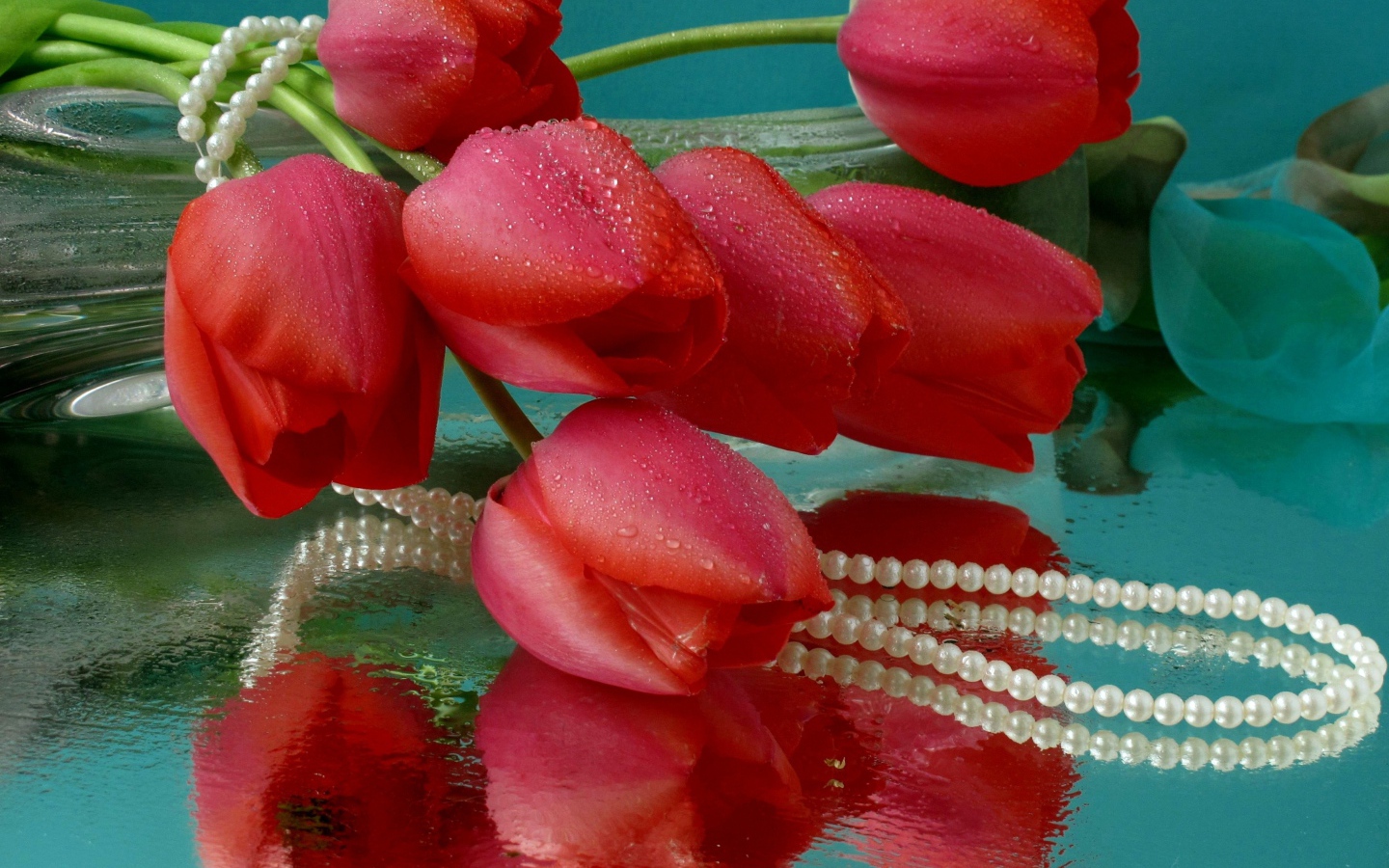 Букет красных тюльпанов и жемчужные бусы